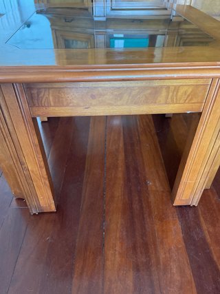 Mesilla de madera con tapa de cristal