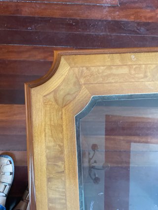 Mesilla de madera con tapa de cristal