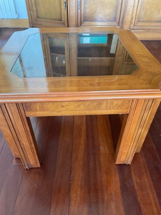 Mesilla de madera con tapa de cristal
