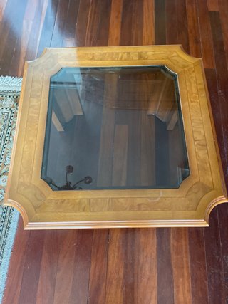 Mesilla de madera con tapa de cristal