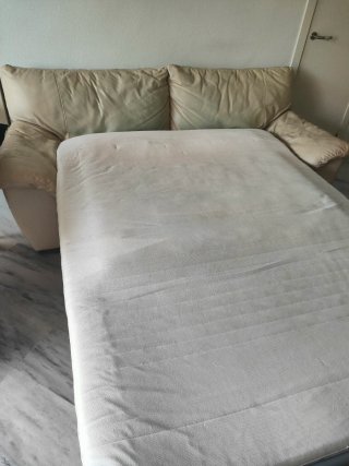 SE PAGA 20 EUROS por llevar sofá-cama piel beige