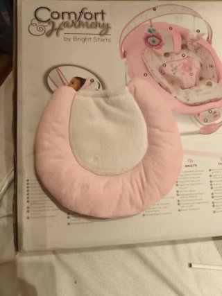 Columpio para bebé rosa con juguetes