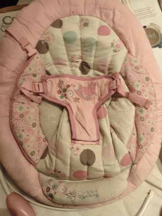 Columpio para bebé rosa con juguetes