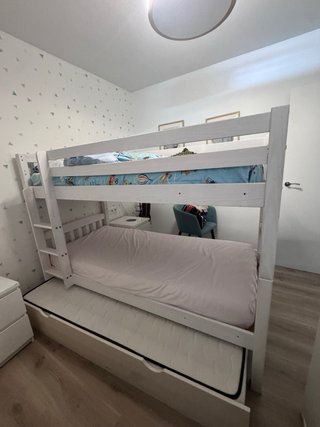 Literas de madera blancas
