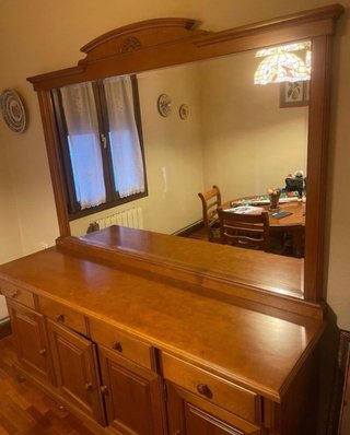 Mueble de madera con espejo