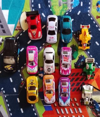 Lotto giocattoli bambini: trattore, auto rossa, au