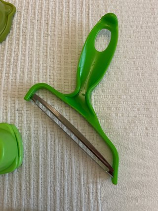 Accesorios de cocina verdes y plateados