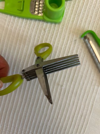 Accesorios de cocina verdes y plateados