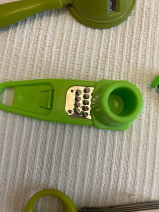 Accesorios de cocina verdes y plateados
