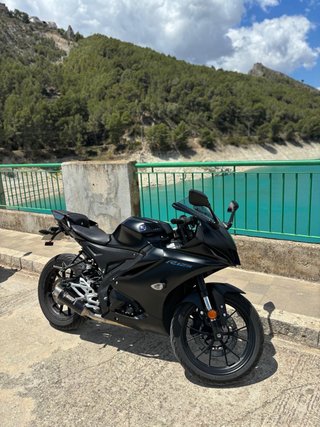 Yamaha YZF-R125 Negra 2023  Impecable con extras.