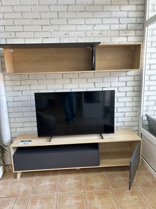 Mueble TV negro + roble moderno.