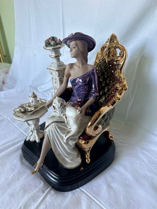 Figura de porcelana mujer con gato