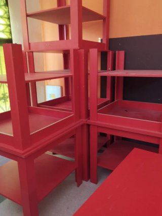 Lote 8 tavoli espositivi rossi