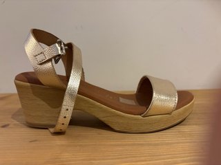 Sandalias doradas de cuña