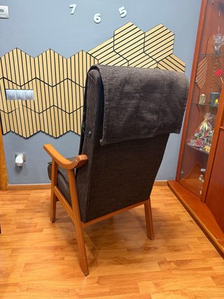 Sillón de madera y tela