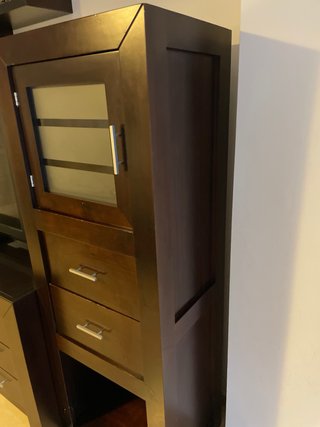 Mueble de salón de madera y cristal