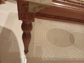 Mesa de madera y mimbre vintage