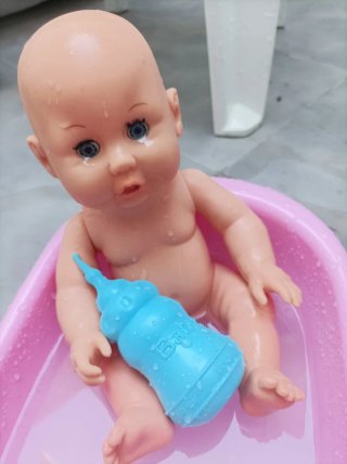 Muñeco bebé con bañera y accesorios