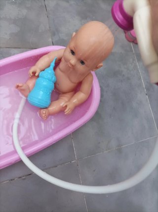 Muñeco bebé con bañera y accesorios