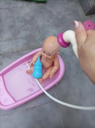 Muñeco bebé con bañera y accesorios