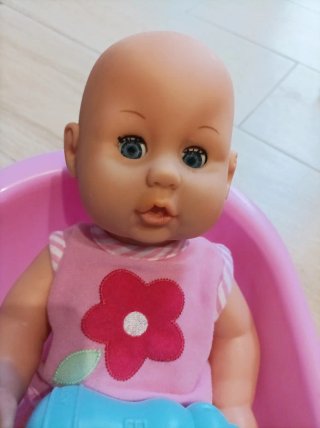 Muñeco bebé con bañera y accesorios