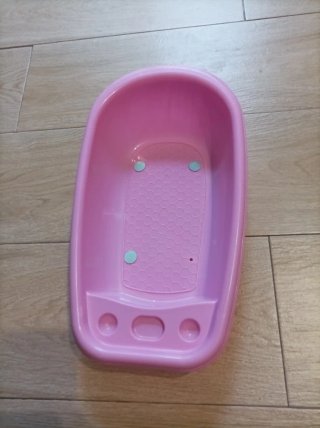 Muñeco bebé con bañera y accesorios