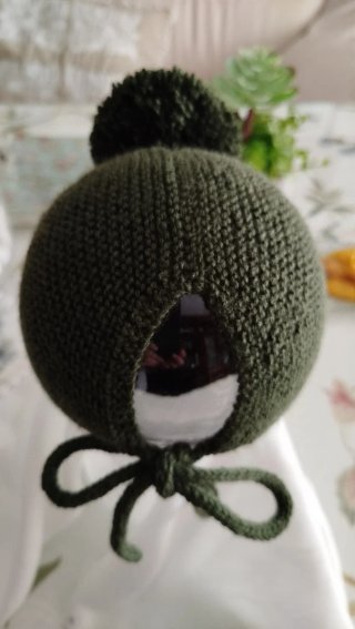 Gorrito tejido a mano para bebé .