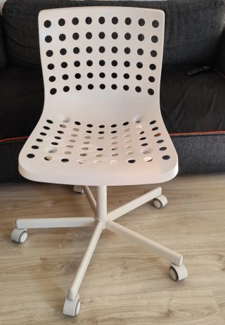Silla de oficina blanca con ruedas