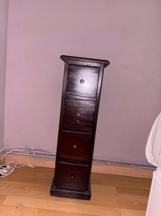 Mueble de madera con 4 cajones