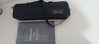 Flauta travesera con estuche y libro