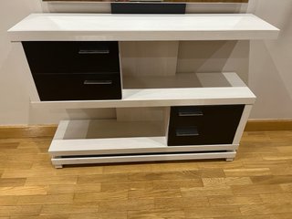 Mueble de entrada recibidor blanco y negro
