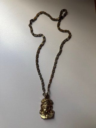 Collar bañado en oro con colgante de Jesús