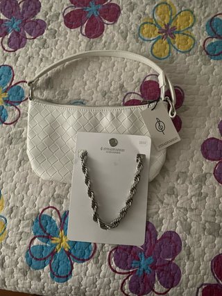 Bolso blanco tejido Stradivarius + collar