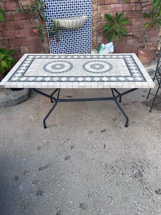 Mesa de exterior con mosaico