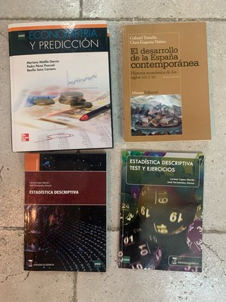 26 Libros carrera económicas UNED
