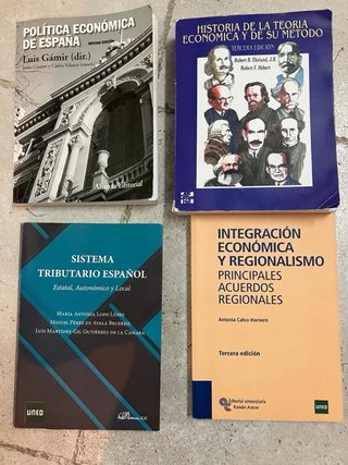 26 Libros carrera económicas UNED