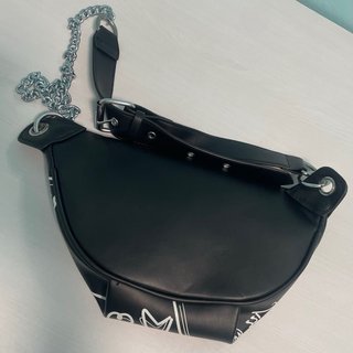 Riñonera negra con estampado