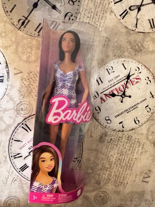 Barbie Muñeca con Vestido Morado