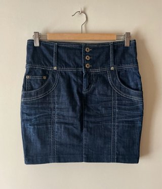 Falda vaquera de Stradivarius. Talla 36.