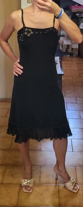 Abito nero midi con perline e plissé