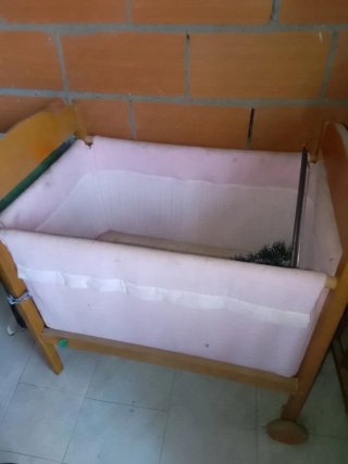Minicuna rosa, cómoda y bonita