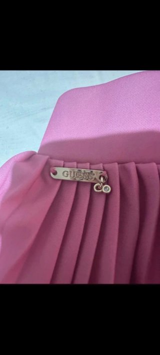Falda Guess rosa plisada