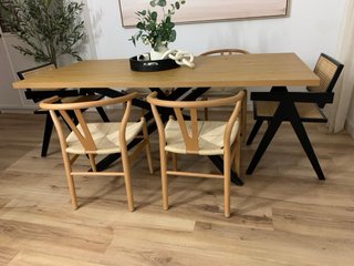 Conjunto de mesa y sillas