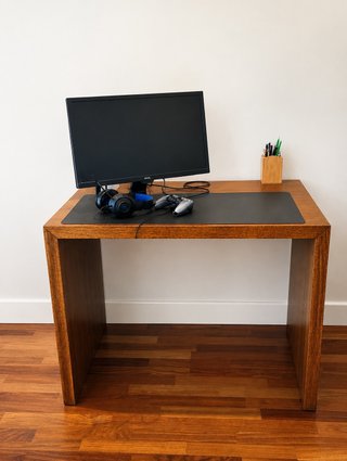 Escritorio de madera maciza tono nogal, 104 cm
