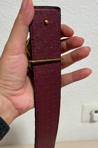 Cinturón de piel negro, granate y dorado