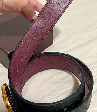 Cinturón de piel negro, granate y dorado