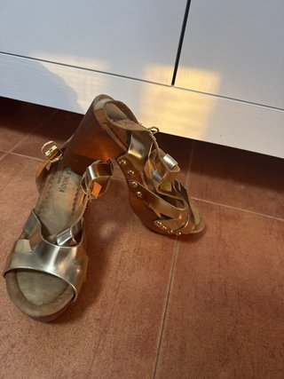 Sandalias doradas tacón madera
