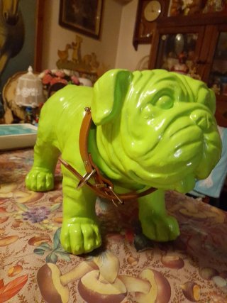 Statua cane bulldog design verde con collare