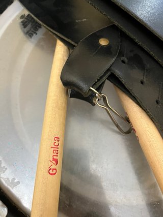 Tambor con baquetas y correaje y caja china
