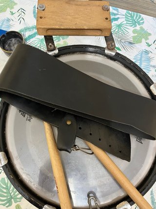 Tambor con baquetas y correaje y caja china